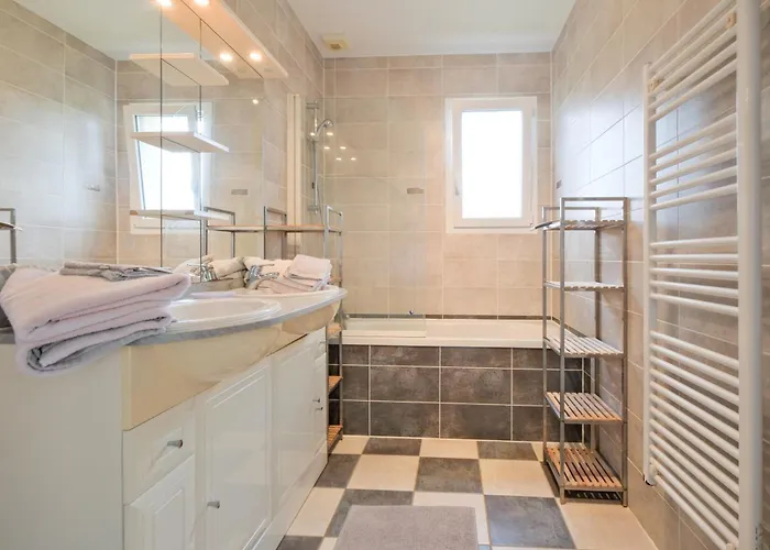 L'ajuda Avec Piscine Et Clim *